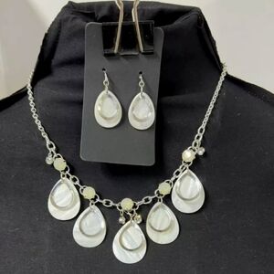 Mother of pearl teardrop necklace and earrings set